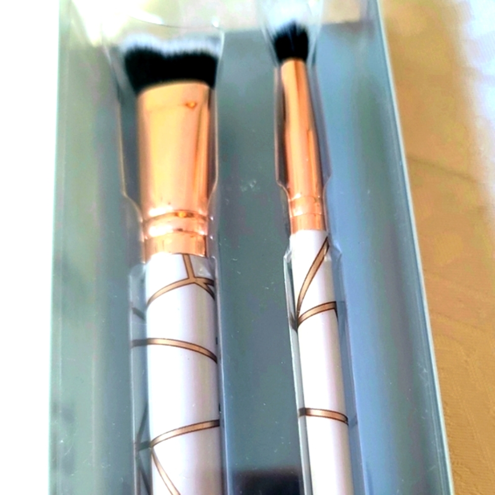 NEW Japonesque Highlight & Contouring Brush Duo